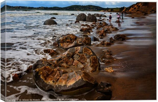 Moeraki Boulders, Koekohe Beach, Otago Canvas Print by Steve de Roeck