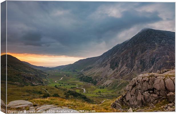 Pen yr Ole Wen and the Ogwen Valley Canvas Print by Dan Santillo