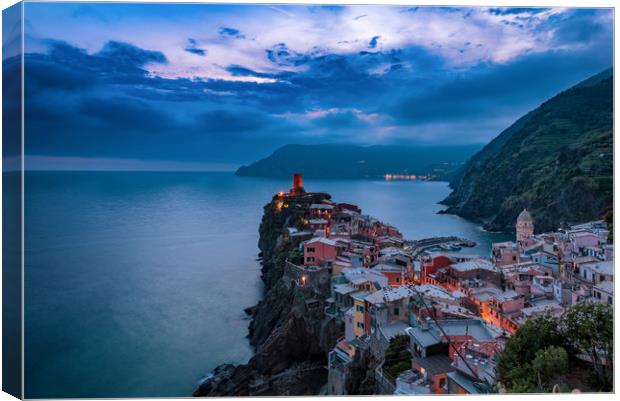 Vernazza Canvas Print by Mariusz Wozinski