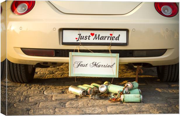Wedding car with a plate "Just married". Canvas Print by Tartalja 