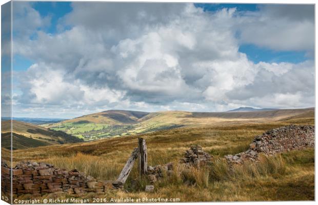 Stone wall in the Brecon Beacons. Canvas Print by Richard Morgan