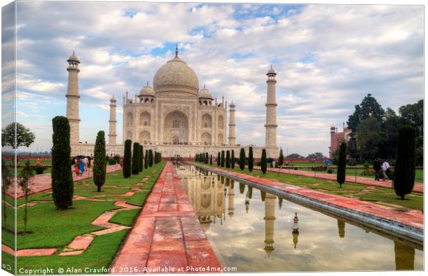 The Taj Mahal in early morning light Canvas Print by Alan Crawford
