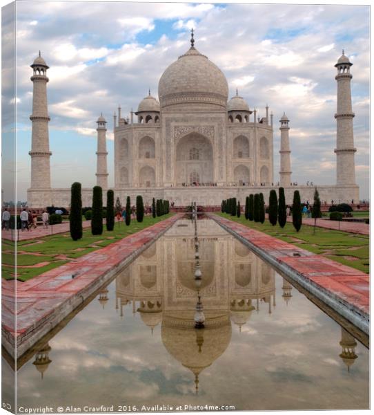 The Taj Mahal in early morning light Canvas Print by Alan Crawford