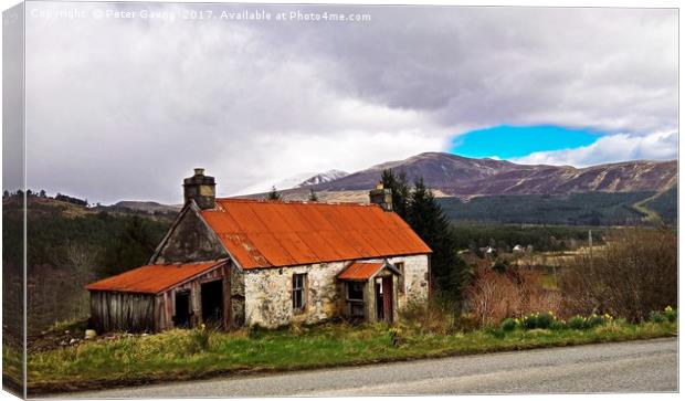 Derelict cottage in the scottish higlands Canvas Print by Peter Gaeng