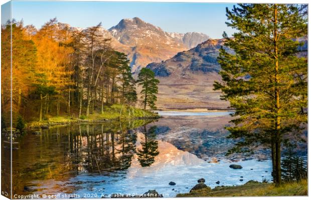 Blea Tarn and The Langdale Pikes Canvas Print by geoff shoults