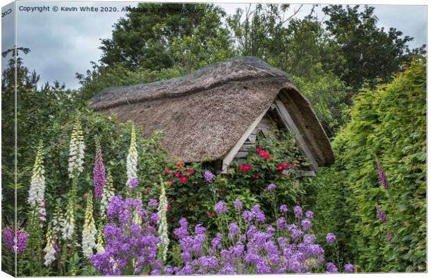 English thatched roof Canvas Print by Kevin White