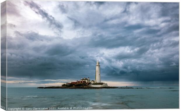 St Marys Lighthouse during a rain storm Canvas Print by Gary Clarricoates