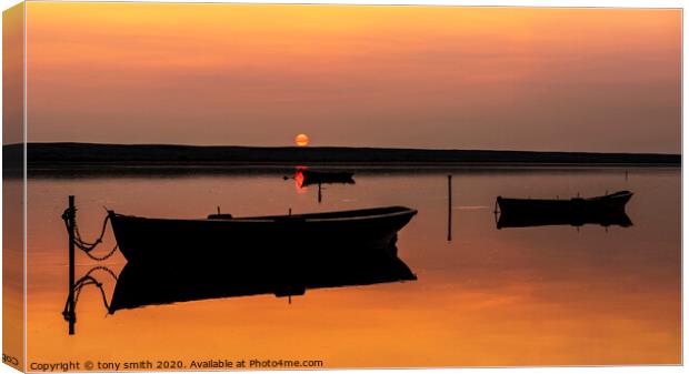 A sunset over Fleet Lagoon Canvas Print by tony smith