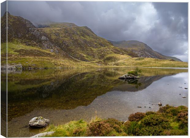 Llyn Idwal in Cwm Idwal National Nature Reserve. Canvas Print by Colin Allen