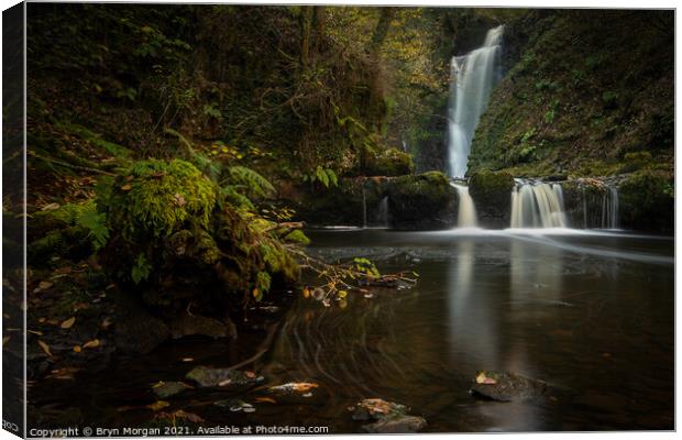 Sgwd Einion gam, waterfall of the crooked anvil Canvas Print by Bryn Morgan