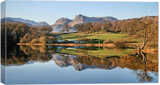 Langdale Pikes from Loughrigg Tarn Canvas Print by Linda Lyon