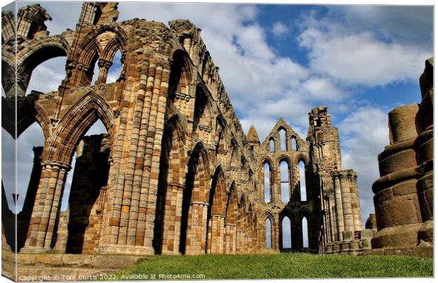 Whitby Abbey North Yorkshire Canvas Print by Tom Curtis
