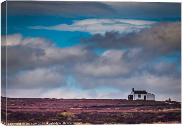 Lodge on the moor Canvas Print by kevin cook