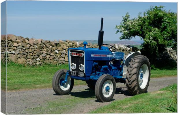 Ford 3000 tractor Canvas Print by Alan Barnes