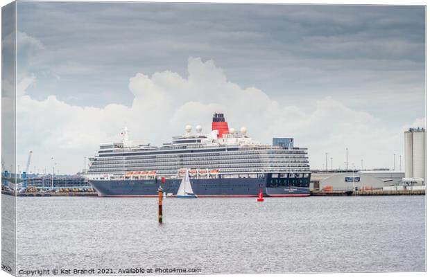 Cunard Queen Elizabeth at Southampton Canvas Print by KB Photo