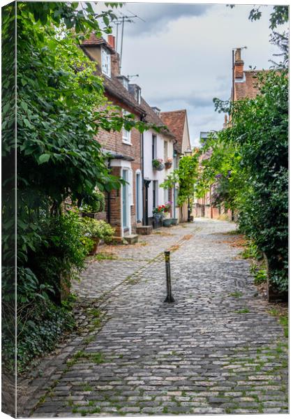 Narrow street in old Aylesbury Canvas Print by Kevin Hellon