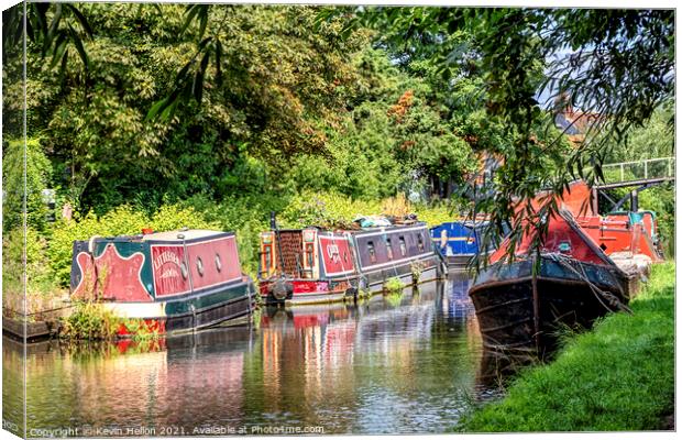 Narrowboats on the Grand Union Canal, Aylesbury Canvas Print by Kevin Hellon