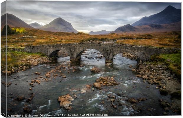 Scottish highlands Isle of Skye Canvas Print by Steven Dijkshoorn