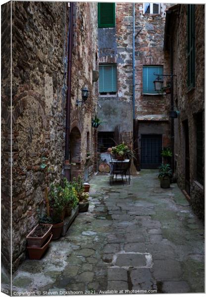 A normal house in Italy wit a lot of ambiance Canvas Print by Steven Dijkshoorn