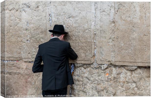 Jew at the wailing wall in jerusalem Canvas Print by Chris Willemsen