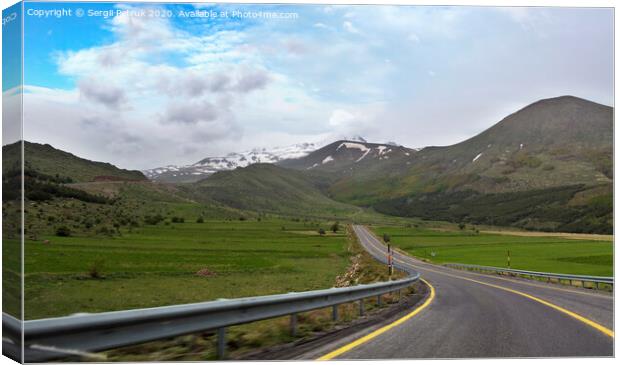 Road leading to the foot of Mount Erciyes in Turkey Canvas Print by Sergii Petruk
