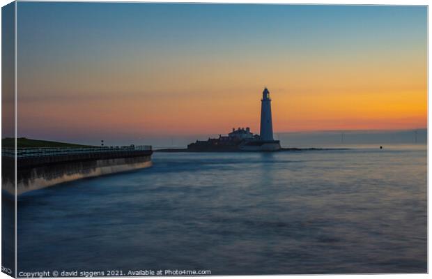 St Marys lighthouse Sunrise Canvas Print by david siggens