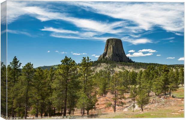 Devils Tower with fair weather clouds above Canvas Print by Peter Scott