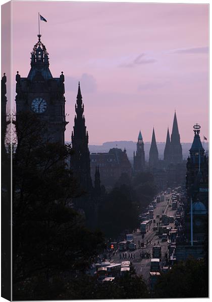 Edinburgh city at dusk Canvas Print by Linda More