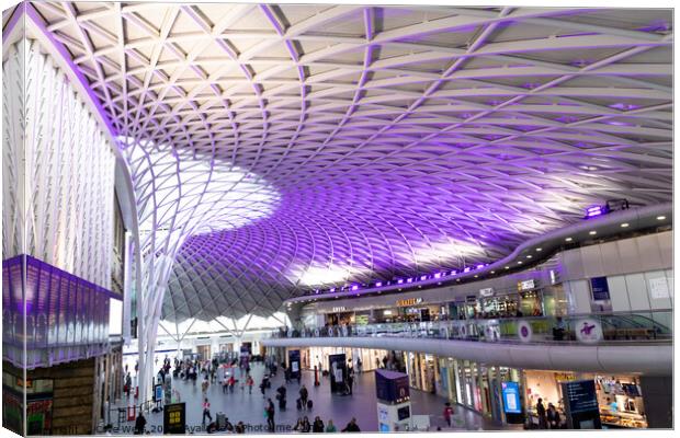 Looking down the concourse at Kings Cross Canvas Print by Clive Wells