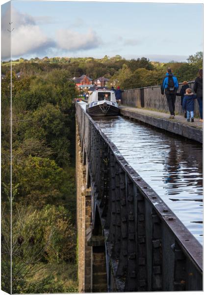 Canal boat on the Pontcysyllte Aqueduct Canvas Print by Clive Wells