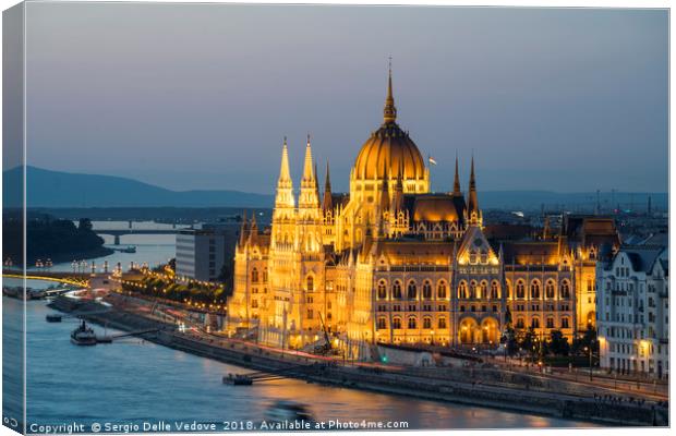 Parliament building at sunset in Budapest. Canvas Print by Sergio Delle Vedove