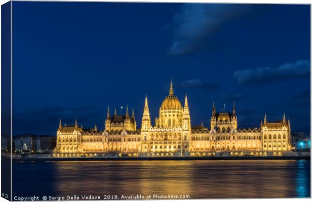 The parliament building at sunset in Budapest. Canvas Print by Sergio Delle Vedove