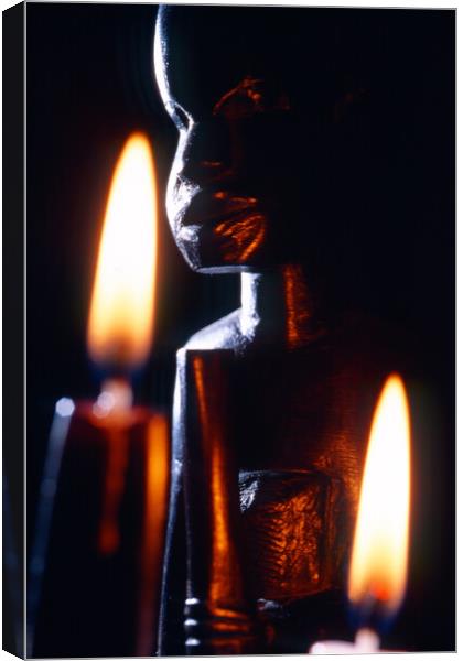 closeup of an african statue Canvas Print by youri Mahieu