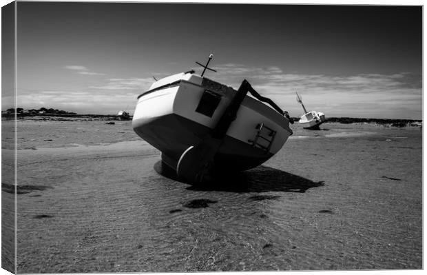 boat on sand Canvas Print by youri Mahieu