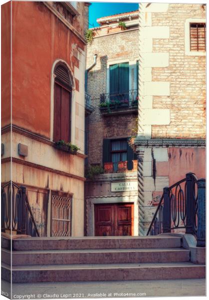 Alley in Venice  Canvas Print by Claudio Lepri