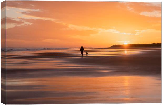 Bamburgh beach sunrise Canvas Print by Tony Higginson