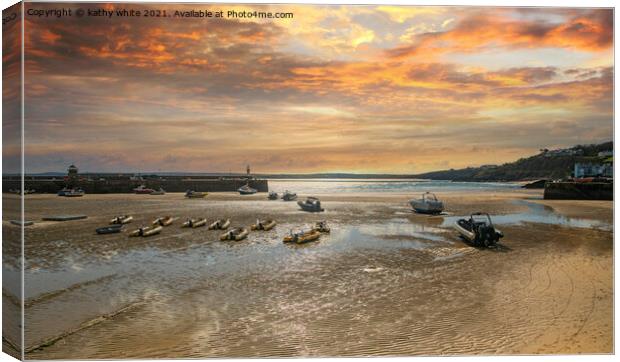  st Ives harbour lighthouse, sunrise Canvas Print by kathy white