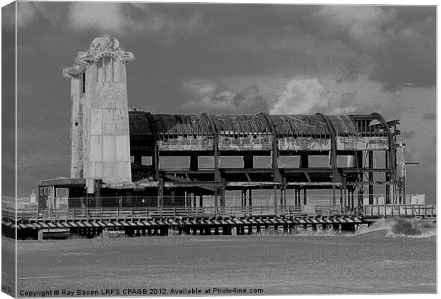 WELLINGTON PIER, GREAT YARMOUTH, NORFOLK Canvas Print by Ray Bacon LRPS CPAGB