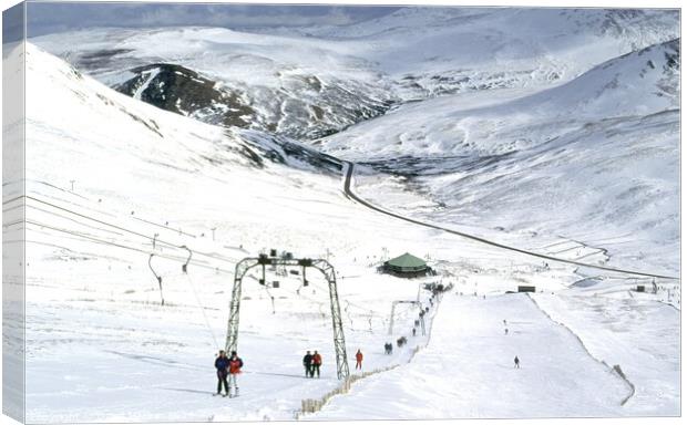 Skiing at Glen Shee, Scotland Canvas Print by David Mather