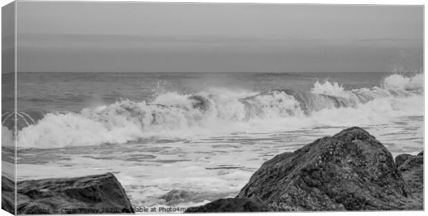 Barrel waves rolling in to Cart Gap beach bw Canvas Print by Chris Yaxley