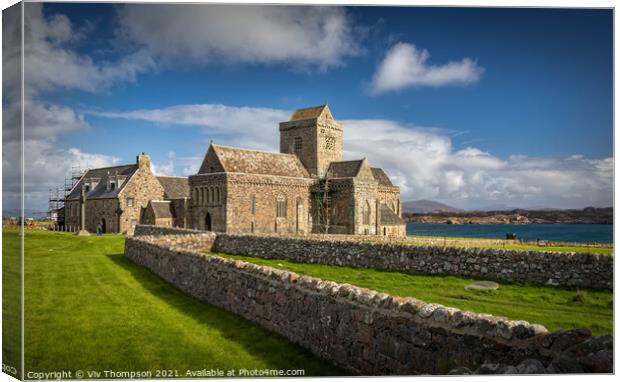 Iona Abbey Canvas Print by Viv Thompson