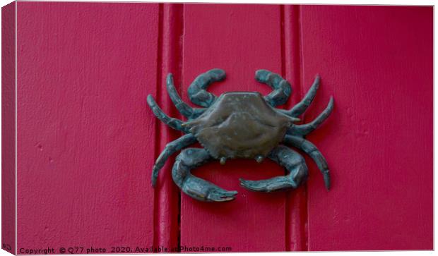 Brass crab knocker, knocker on red wooden door, de Canvas Print by Q77 photo