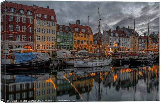 Christmas deocorations reflect in Copenhagen Nyhavn canal  Canvas Print by Stig Alenäs