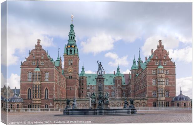 Neptune Fountain in front of Frederiksborg castle Canvas Print by Stig Alenäs