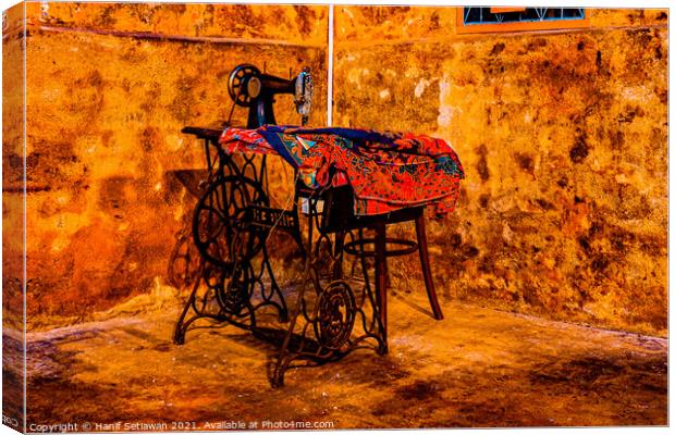 Old sewing machine in vintage room  Canvas Print by Hanif Setiawan