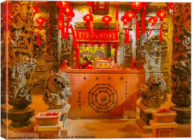 Hotel reception in ancient Chinese temple style. Canvas Print by Hanif Setiawan