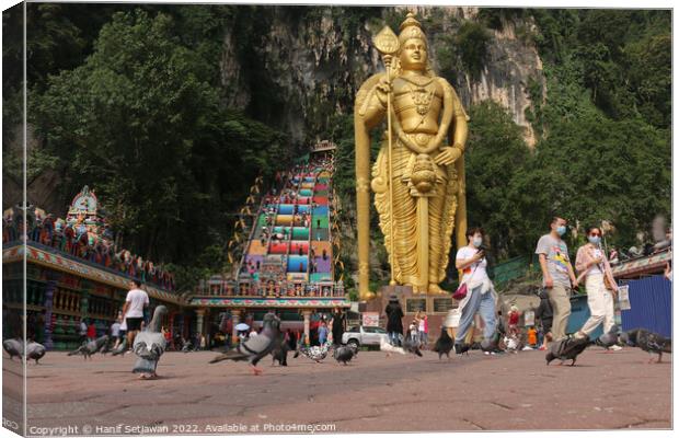 Lord Murugan statue and stairs to the Batu Caves Canvas Print by Hanif Setiawan