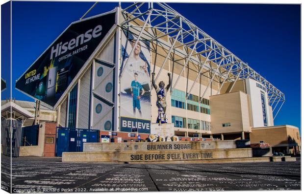 The Iconic Billy Bremner Statue at Leeds United St Canvas Print by Richard Perks