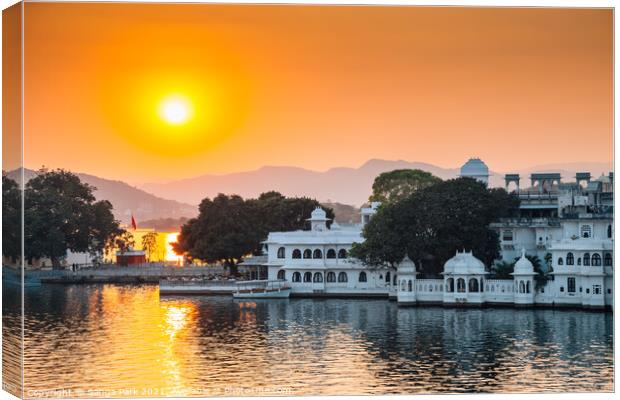Sunset Pichola lake and Udaipur old town Canvas Print by Sanga Park