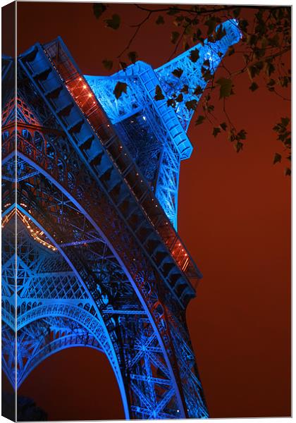 Eiffel tower at night Canvas Print by Simon Case